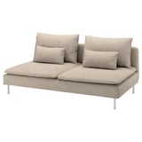 Sofá beige SÖDERHAMN, deseño moderno elegante, perfil baixo, coxíns de peluche, pernas metálicas, confort invitante.