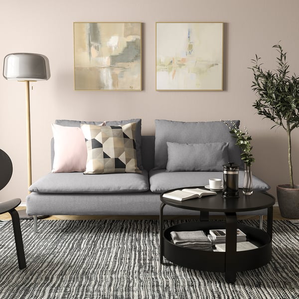 Sofá gris SÖDERHAMN con almofadas, arte, planta, alfombra escura