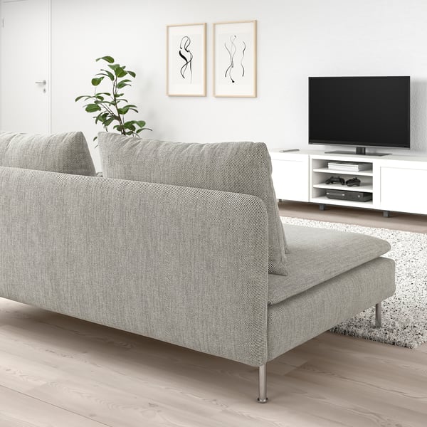 Sala de estar minimalista moderna cun sofá gris SÖDERHAMN, televisión e planta.