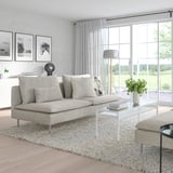 Sofá SÖDERHAMN, beige, baixo e acolledor, ideal para descansar. Colocado no centro cunha alfombra, fiestras escénicos.