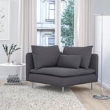 Sala de estar moderna con asento de amor gris SÖDERHAMN, lámpada de chan elegante e vista á fiestra. Compacto, acolledor e elegante.