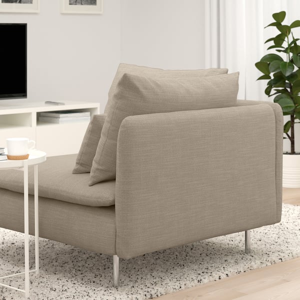 Un sofá modular tapizado beige cunha mesa lateral, que exhibe un asento profundo e cómodo e un deseño limpo e moderno.
