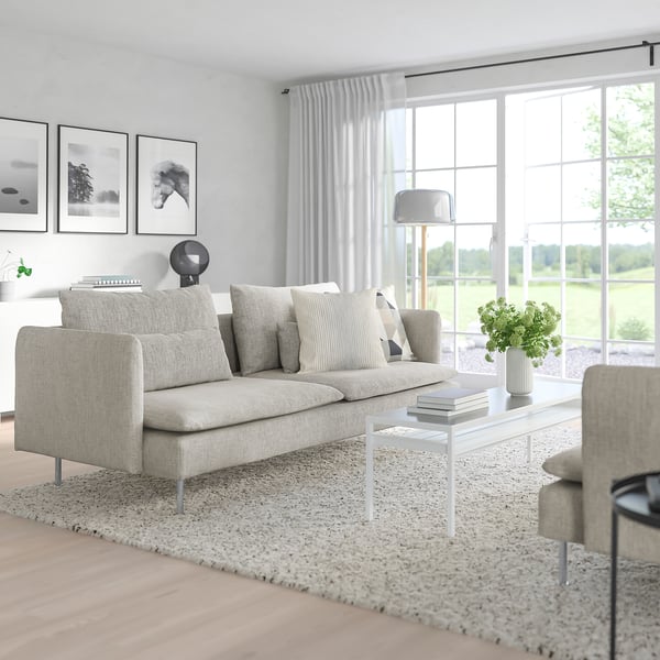 Sala de estar minimalista con sofá SÖDERHAMN, mesa de café e gran xanela.