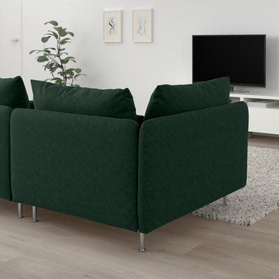 Sofá seccional SÖDERHAMN verde escuro con coxíns no salón, preto da televisión.