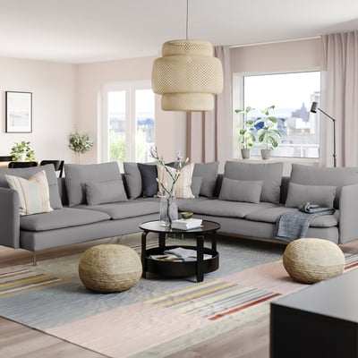 Sala de estar moderna con sofá gris SÖDERHAMN, mesa de café de madeira, grandes fiestras e decoración elegante.