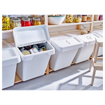 Un colector de almacenamento de plástico IKEA SORTERA branco cunha tapa plegable. O contedor é de forma cadrada e deseñado para apilar facilmente.
