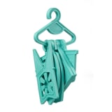 Un conxunto de colgantes de calcetíns SPACKLA de plástico verde azul, deseñados para manter os calcetíns xuntos no lavado e para o secar.