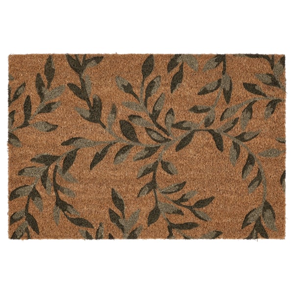 Unha alfombra SPARKÄR nunha cor natural cun patrón de follas escuras, feita con fibra de coir resistente.