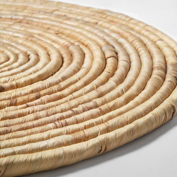 Alfombra ovalada tecida a man con patróns circulares, beige, hiacinto de auga, artesanal.