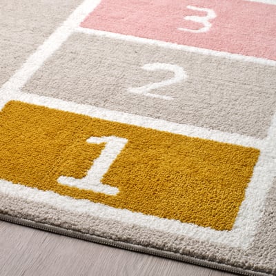 Alfombra de hopscotch infantil, gris con cadrados de cores, poliéster suave e reciclado.