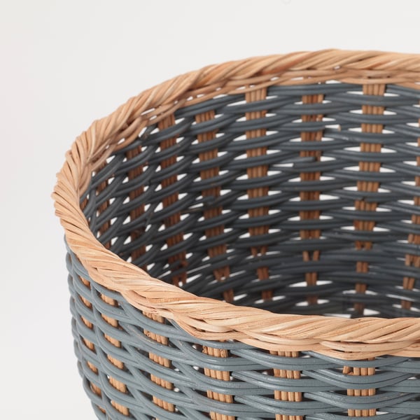 Cesta de vimbio con deseño tecido; tons marróns claros e gris escuros; patróns complexos e construción robusta.