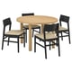 Conxunto de comedor moderno con mesa redonda de revestimento de carballo recheo de favo de mel e catro cadeiras negras de vimbio, ideal para reunións acolledoras.