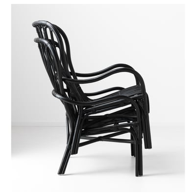 Cadeira de vimbio negro, ratán tecido, deseño abrazado. Ideal para confort e apilamento.