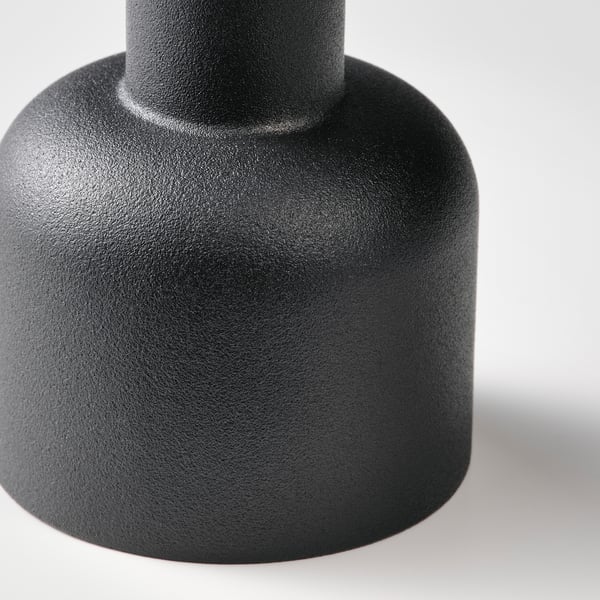 Lámpada de mesa moderna negra con forma suave e redondeada.