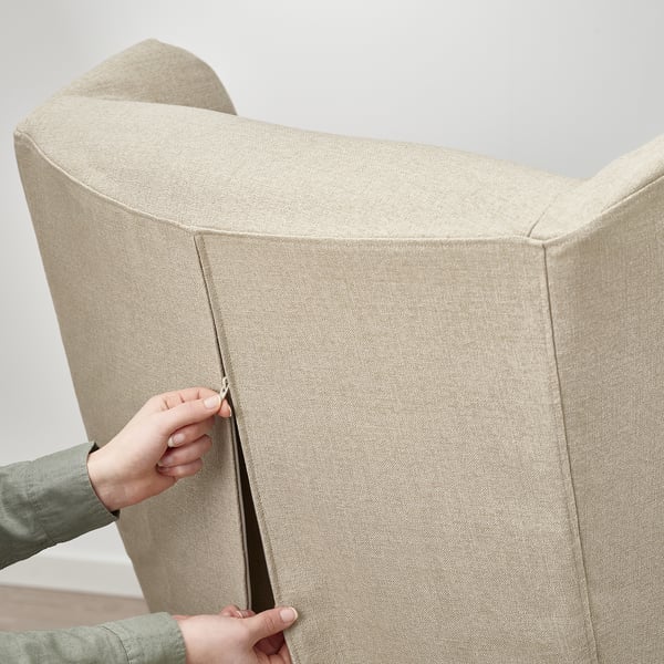 Tira a man cremalleira na cuberta da cadeira beige clara. Fácil acceso para a limpeza.