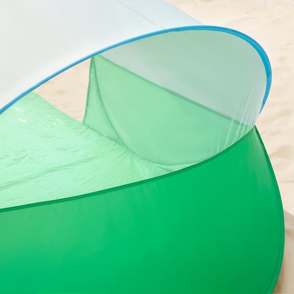 Refuxio solar moderno e robusto con malla e paneis sólidos, garantir fluxo de aire e protección UV.