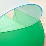Refuxio solar moderno e robusto con malla e paneis sólidos, garantir fluxo de aire e protección UV.