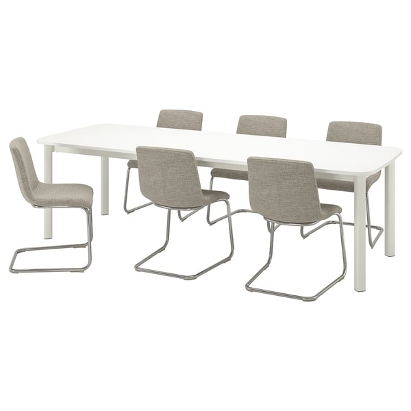 Conxunto de comedor extensible STRANDTORP con seis cadeiras beige. A mesa ten follas autoalmacenadas, as cadeiras teñen respaldos inclinados e asentos curvos.