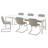 Conxunto de comedor extensible STRANDTORP con seis cadeiras beige. A mesa ten follas autoalmacenadas, as cadeiras teñen respaldos inclinados e asentos curvos.