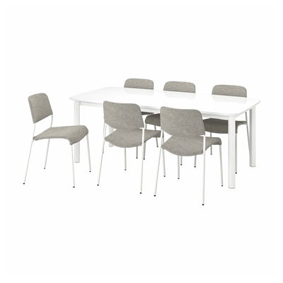 Unha mesa de comedor extensible branca STRANDTORP con seis cadeiras gris claras, con deseño moderno e cubertas de tecido para confort.