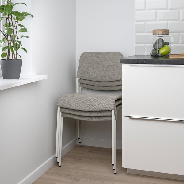 Imaxina un conxunto de comedor moderno cunha cadeira apilable e unha mesa extensible, perfecta para varias necesidades de asento.