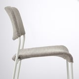 Imaxe dunha cadeira de comedor moderna con asento e respaldo acolchados, elegantes pernas de metal branco e tecido resistente para comodidade e limpeza fácil.