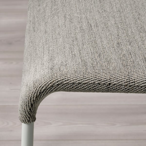 Primeiro plano da cadeira de tecido gris moderno, mostrando textura de calidade e efecto de coxín.