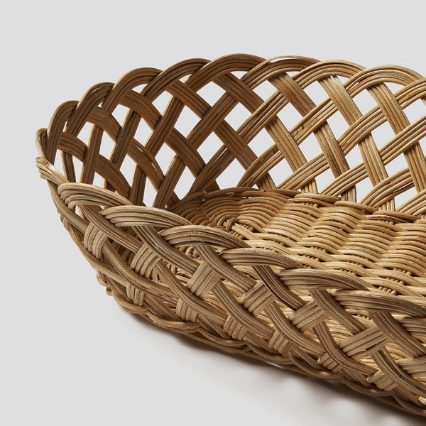 Cesta de ratán tecida a man, finamente elaborada, con patrón de celosía intricado, acabado natural beige, resistente e elegante para a decoración do fogar.