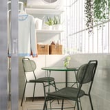 SUNDSÖ: conxunto de comedor exterior plegable con mesa e cadeiras verdes, ideal para espazos pequenos.