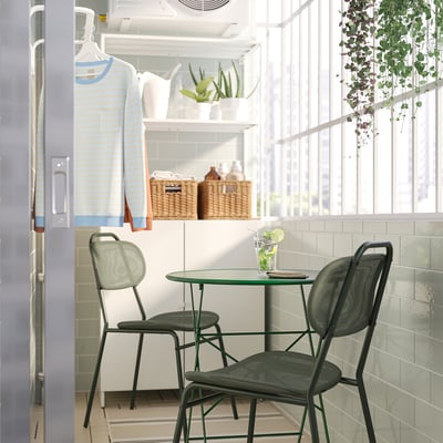 SUNDSÖ: conxunto de comedor exterior plegable con mesa e cadeiras verdes, ideal para espazos pequenos.