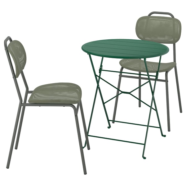 Un conxunto de comedor ao aire libre verde SUNDSÖ cunha mesa redonda plegable e dúas cadeiras apilables en gris con asentos e respaldos verdes.