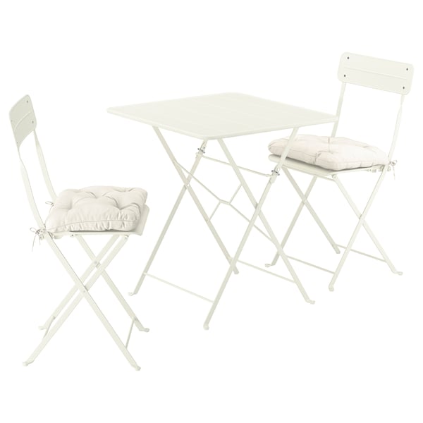 Unha mesa branca plegable ao aire libre SUNDSÖ e dúas cadeiras. O conxunto é compacto, ideal para espazos pequenos.