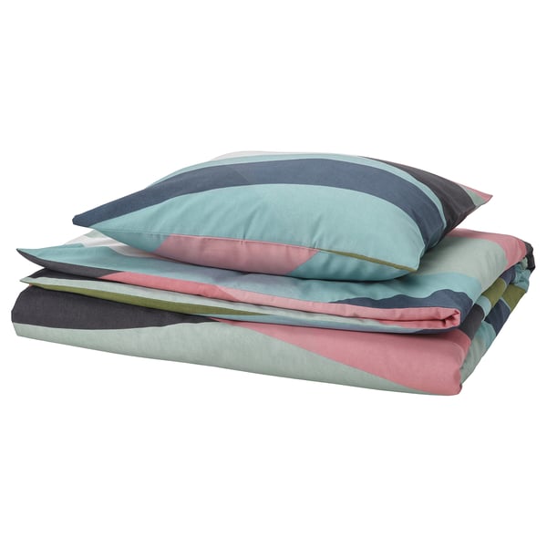 Un conxunto de roupa de cama colorido chamado svalstjartar con patróns de ondas abstractos en tons de azul, rosa e gris feito de 54% algodón e 46% viscosa.