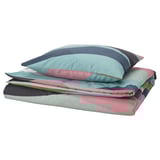 Un conxunto de roupa de cama colorido chamado svalstjartar con patróns de ondas abstractos en tons de azul, rosa e gris feito de 54% algodón e 46% viscosa.