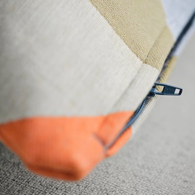 Tapa de almofada SVARTHÖ, laranxa / azul, cadrada, patrín xeométrico tecido jacquard.