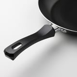 Primeiro plano do mango da tixola, que amosa un deseño ergonómico e un anexo robusto para un agarre seguro.