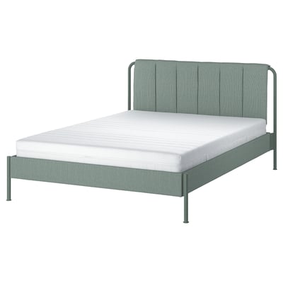 Cama moderna, gris-verde, metal e tecido, cabeceira plisada, liñas limpas.