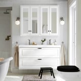 Baño branco moderno con vaidade TÄNNFORSEN, espello grande e taburete negro.