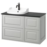 Un lavabo de baño gris claro TÄNNFORSEN con catro caixóns e un lavabo de cerámica branca. É elegante e biselado paneis e unha mesa escura.