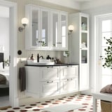 Armario de baño branco TÄNNFORSEN en deseño moderno. Caixóns, mesa e lavabo. Espazos compartidos.