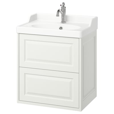 Unha vanidade branca TÄNNFORSEN con dous caixóns e un lavabo cerámico, que amosa un deseño clásico con bordos bisellados e billa cromada.