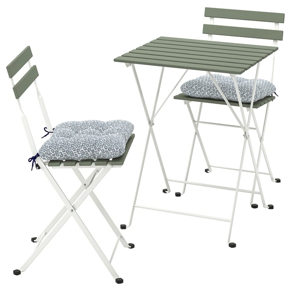 Un conxunto de mobles para exteriores verde e branco TÄRNÖ. Inclúe unha mesa plegable e dúas cadeiras con coxíns. O conxunto é compacto e elegante.