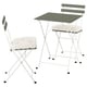 Unha mesa e cadeiras ao aire libre brancas e plegables con coxíns suaves, ideal para espazos compactos.