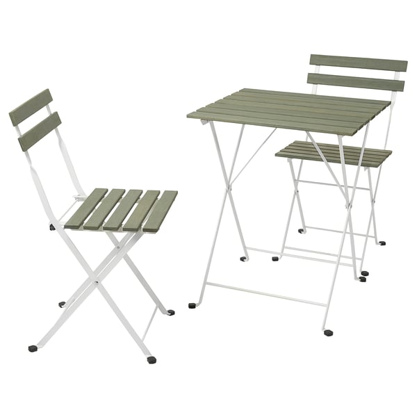 Conxunto exterior Tarnö: 2 cadeiras de madeira gris-verde, marcos metálicos brancos plegables.