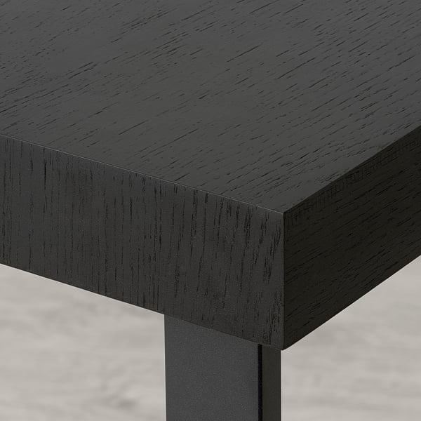 Mesa de comedor extensible negra con elegantes patas metálicas, mostrando revestimento de alta calidade e deseño robusto.