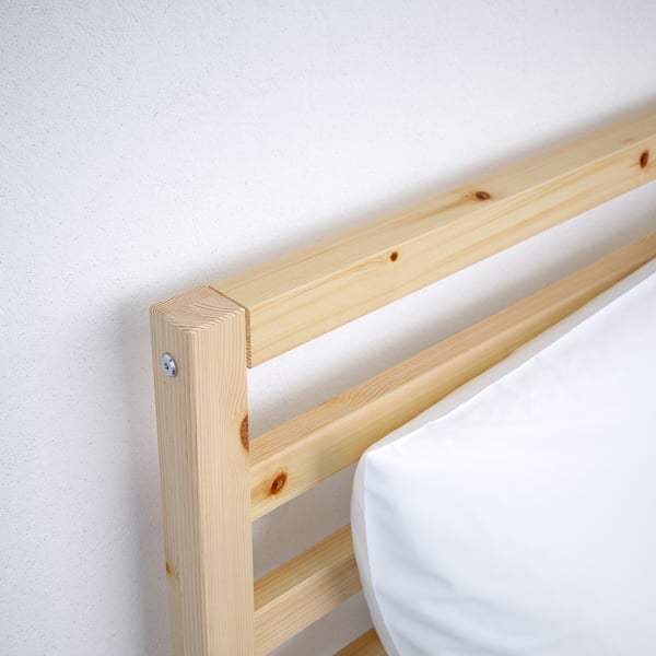 Primeiro plano de marcos de cama TARVA robusta xunta de madeira de piñeiro, mostrando artesanía de calidade.