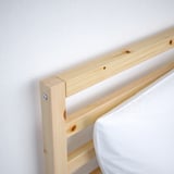 Primeiro plano de marcos de cama TARVA robusta xunta de madeira de piñeiro, mostrando artesanía de calidade.