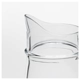 Xerra de vidro transparente cun mango curvo, superficie lisa e boca ancha, ideal para servir bebidas ou como vaso.