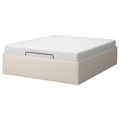 Unha cama de almacenamento beige TJÅLLE cun colchón branco. Liñas modernas, rectangulares, limpas; Ideal para unha vida compacta.