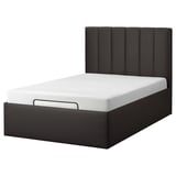 Moderna cama de plataforma negra con cabeceira acolchada, deseño elegante.